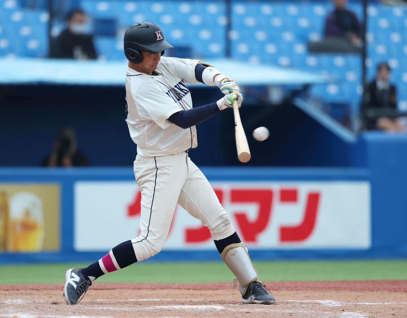 亜大対国学院大　タイブレーク10回裏国学院大無死一、二塁、サヨナラ打を放つ赤堀（撮影・増田悦実）
