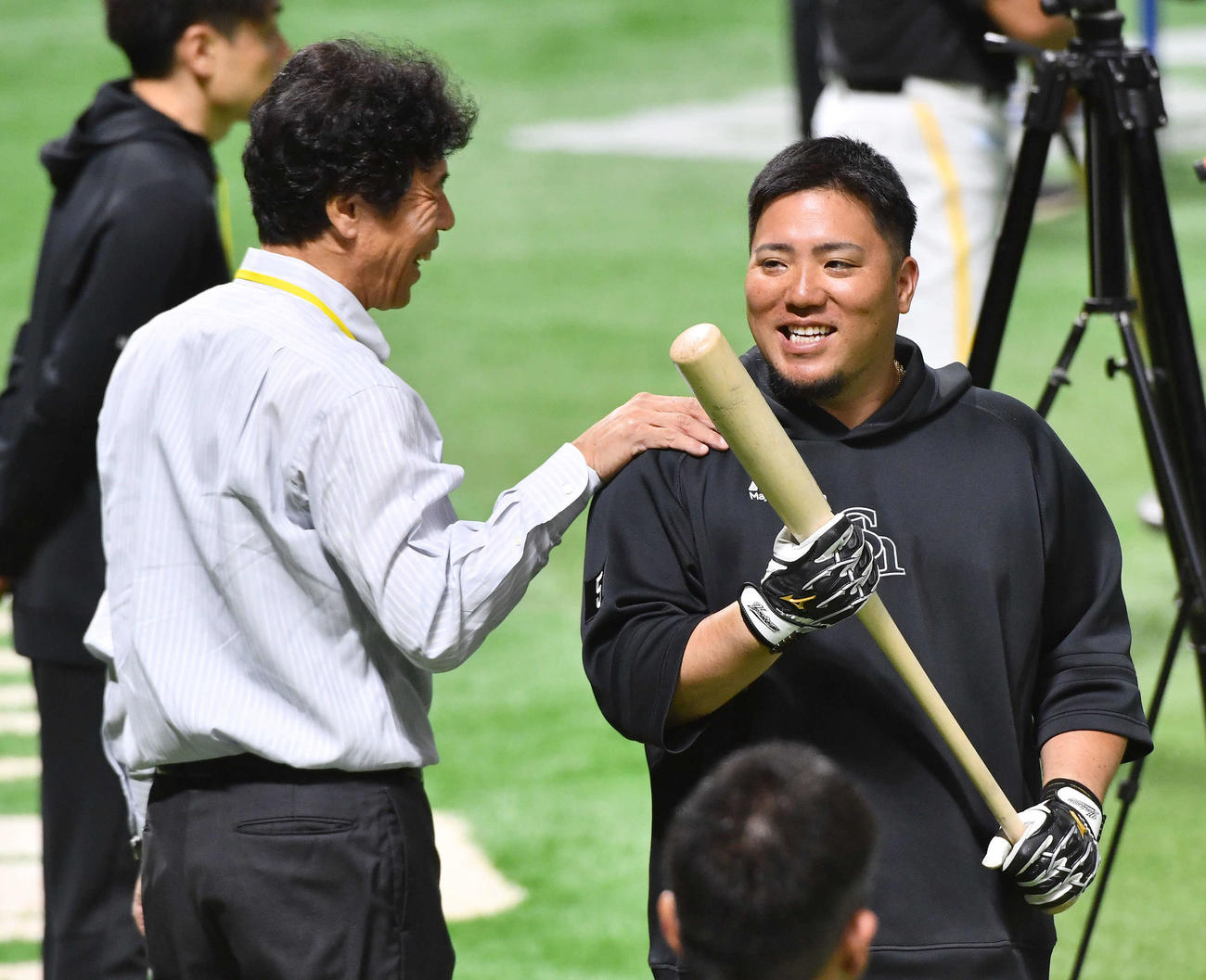 ソフトバンク対日本ハム　試合前、秋山幸二氏（左）と談笑するソフトバンク山川（撮影・岩下翔太）