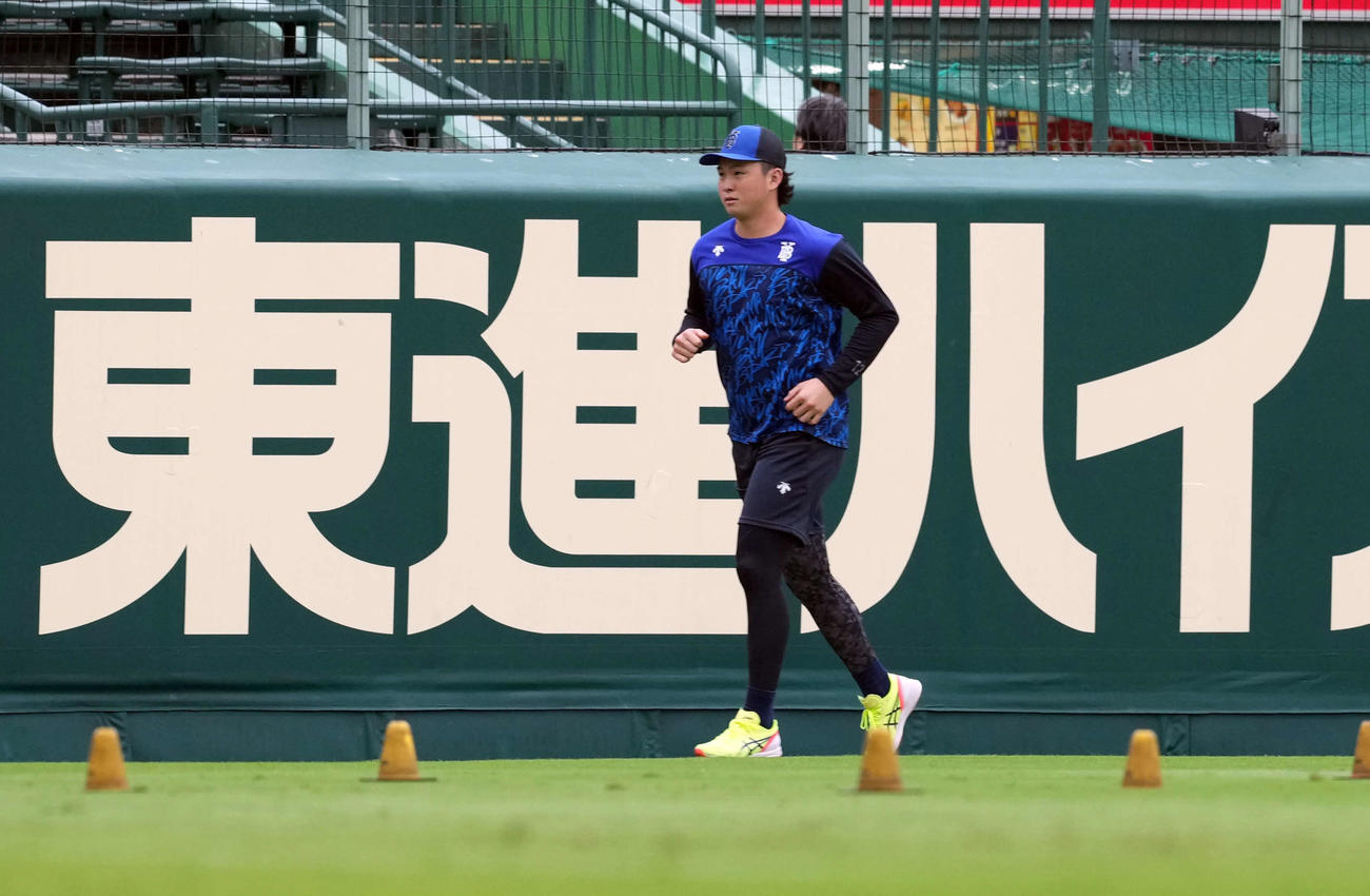 阪神対DeNA　外野でランニングするDeNA竹田（撮影・たえ見朱実）