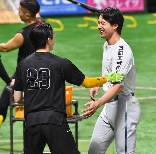 日本ハム】上原健太が周東佑京に謝る 周東は笑顔で応じる 9月の首位