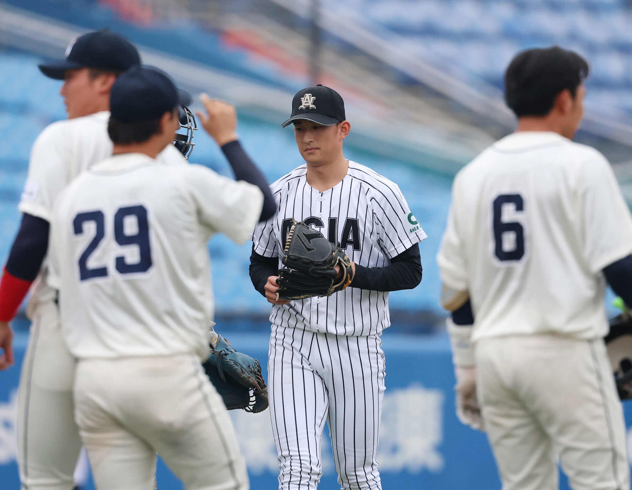 亜大対国学院大　タイブレーク10回裏国学院大無死一、二塁、赤堀にサヨナラ打を放たれがっくりする亜大・斎藤（撮影・増田悦実）