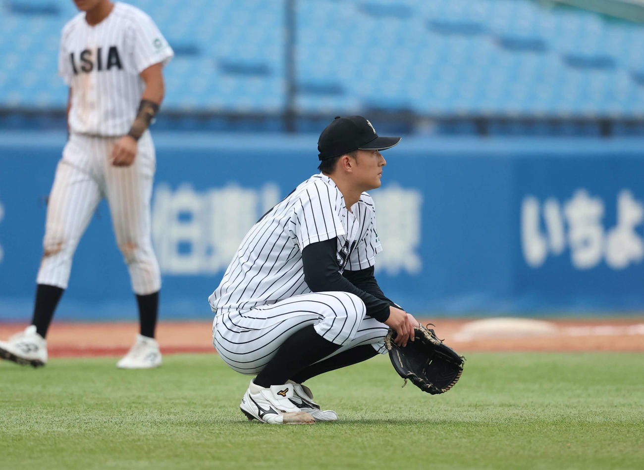 亜大対国学院大　タイブレーク10回裏国学院大無死一、二塁、赤堀にサヨナラ打を放たれがっくりする亜大・斎藤（撮影・増田悦実）