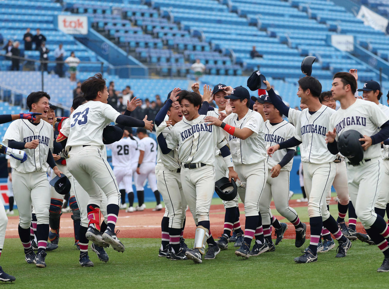 亜大対国学院大　勝利し、サヨナラ打を放った赤堀を中心に歓喜の輪を作る国学院大ナイン（撮影・増田悦実）