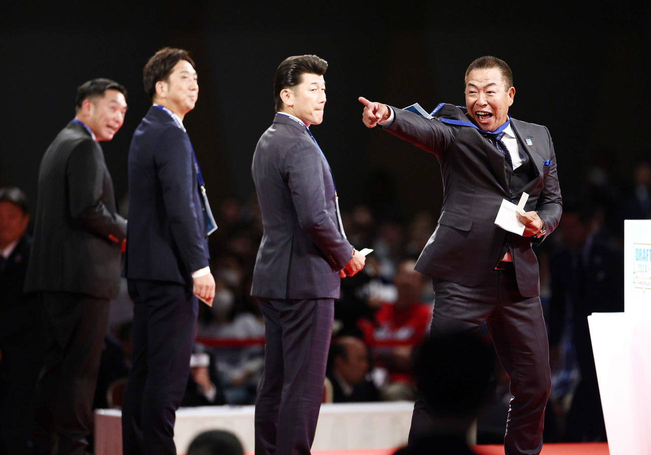 24年ドラフト会議で関大・金丸の交渉権を引き当てた中日井上監督