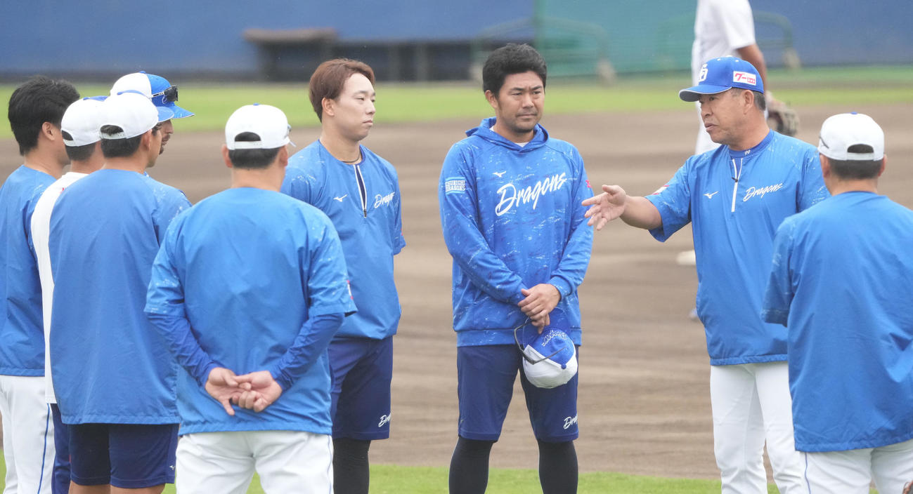 井上監督（右から2人目）は野手陣を集め話をする（撮影・森本幸一）