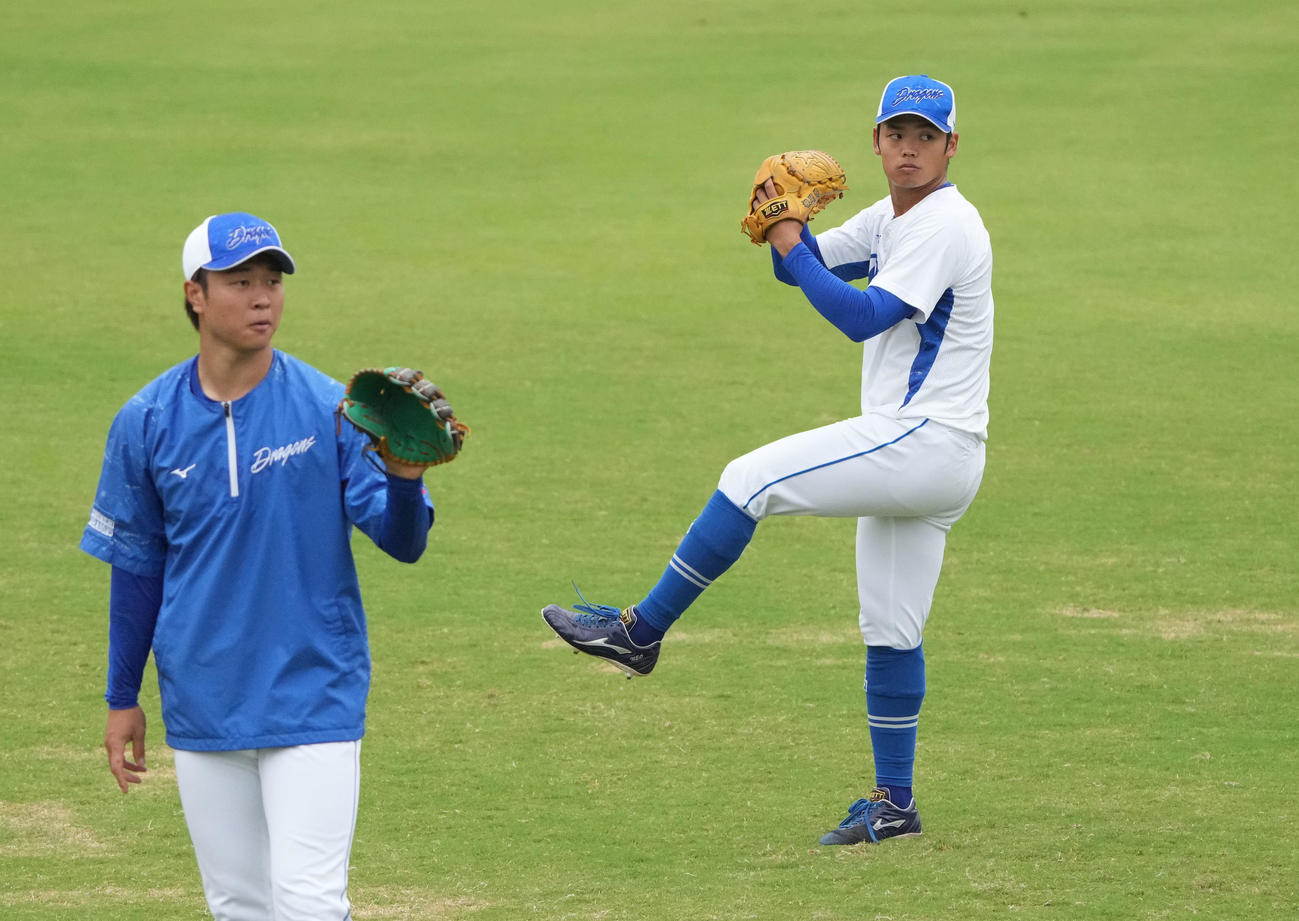 キャッチボールをする根尾（右）左は高橋宏（撮影・森本幸一）