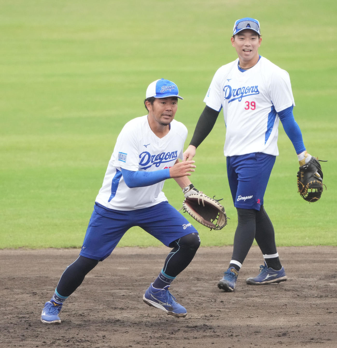 ノックを受ける木下（左）右は宇佐見（撮影・森本幸一）