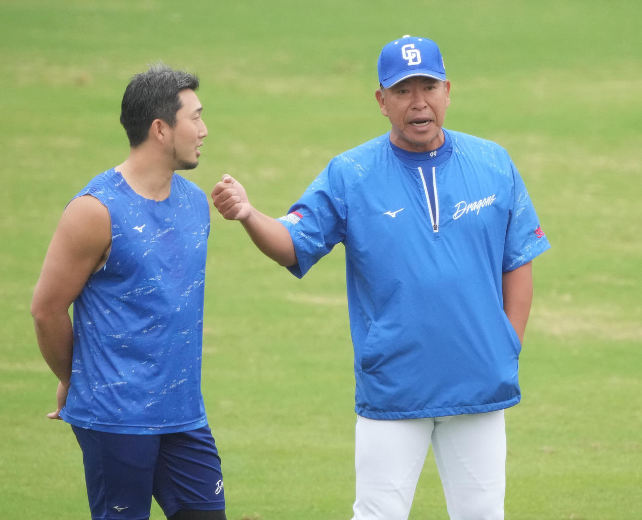 練習を見つめながら藤嶋（左）と話をする井上監督（撮影・森本幸一）