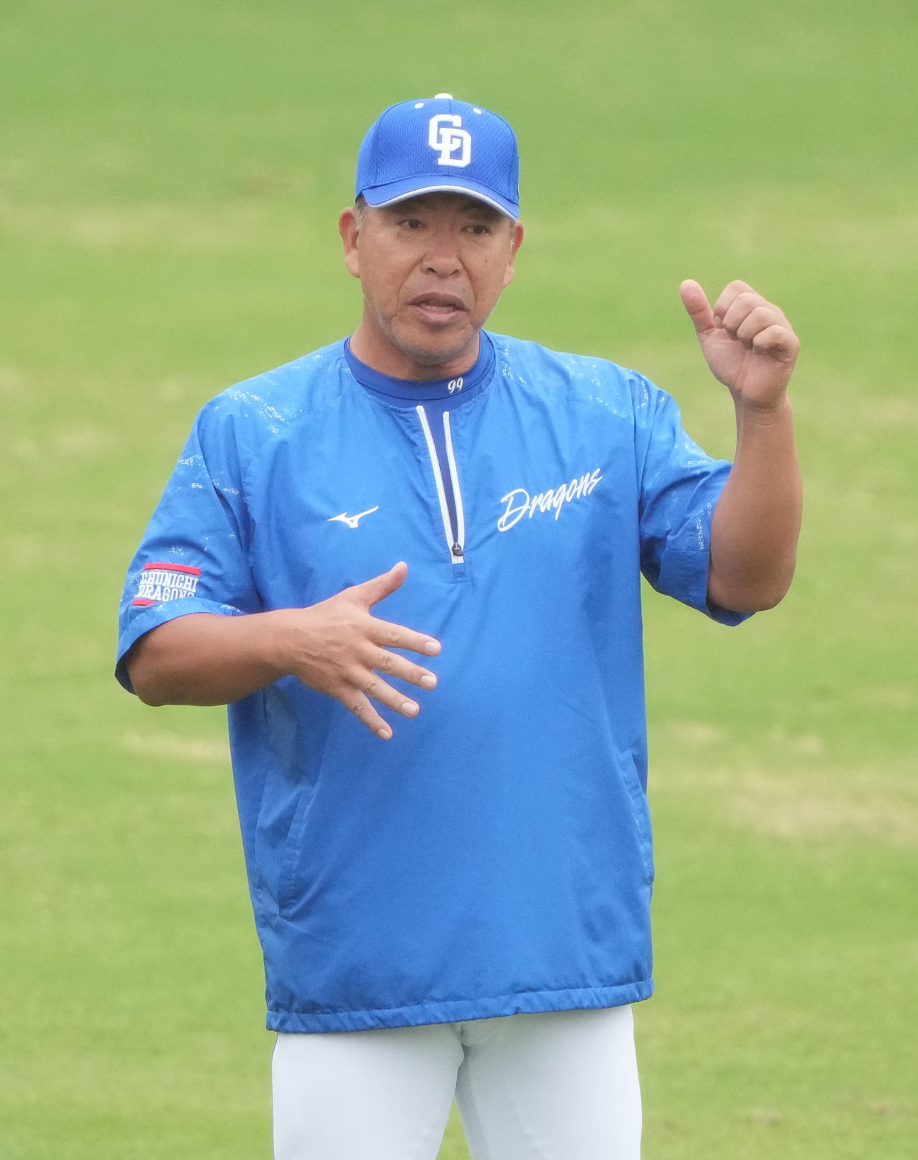 練習を見つめながら藤嶋（左）と話をする井上監督（撮影・森本幸一）