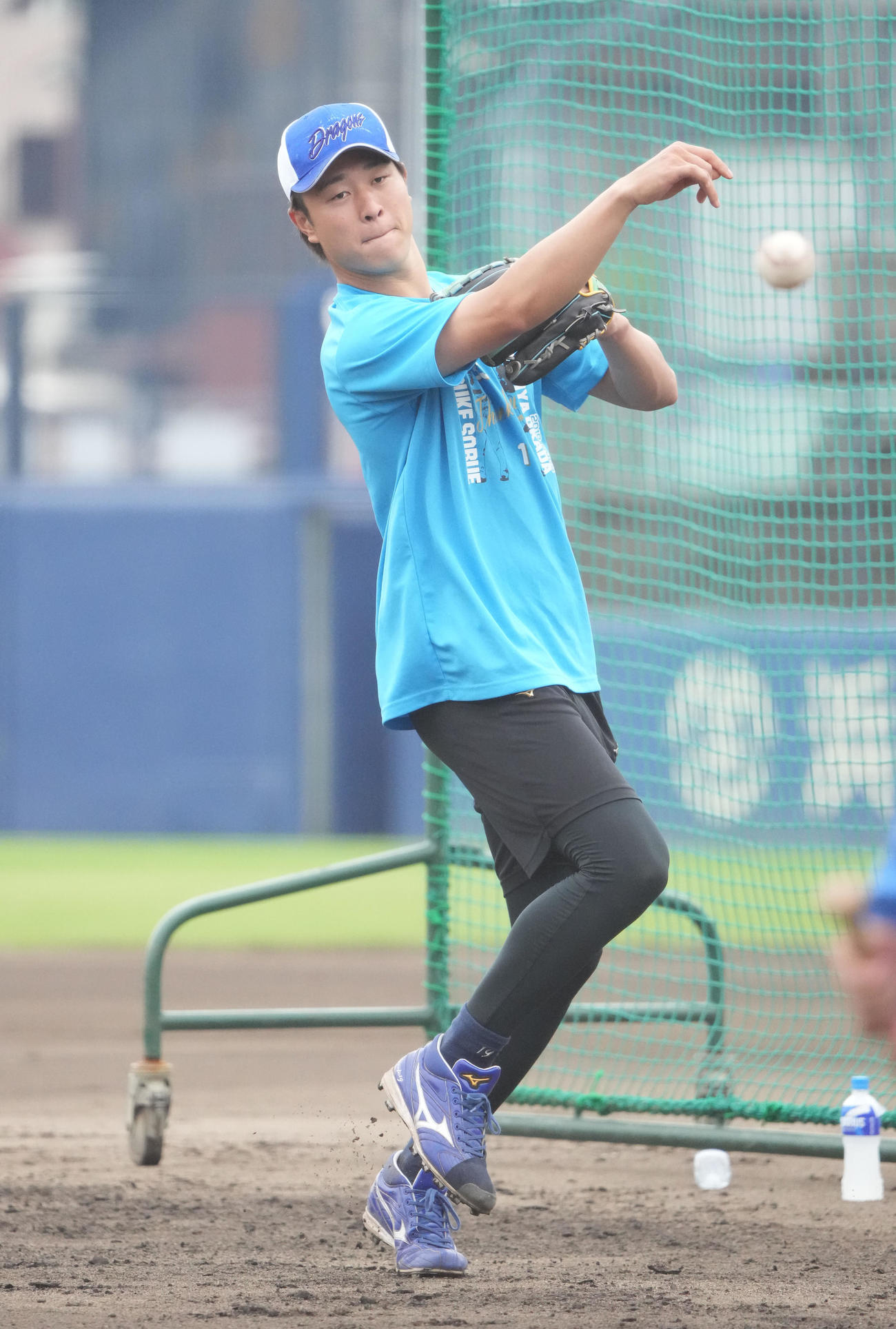 ノックを受ける高橋宏（撮影・森本幸一）
