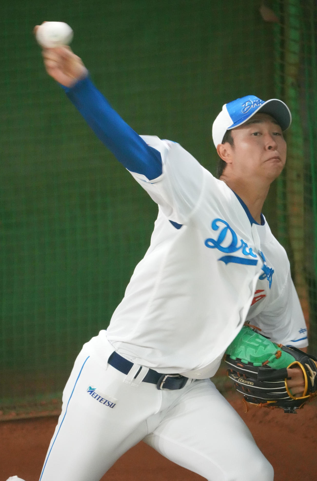 ブルペンで投球練習をする高橋宏斗
