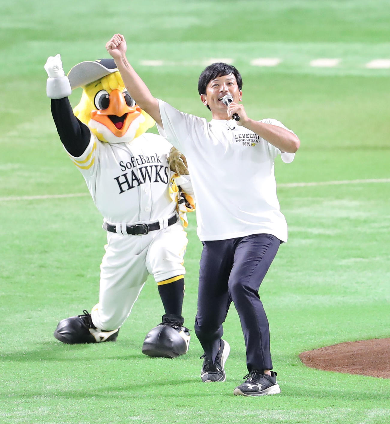 ソフトバンク対日本ハム　始球式を終えた松田氏はポーズを決める（撮影・梅根麻紀）