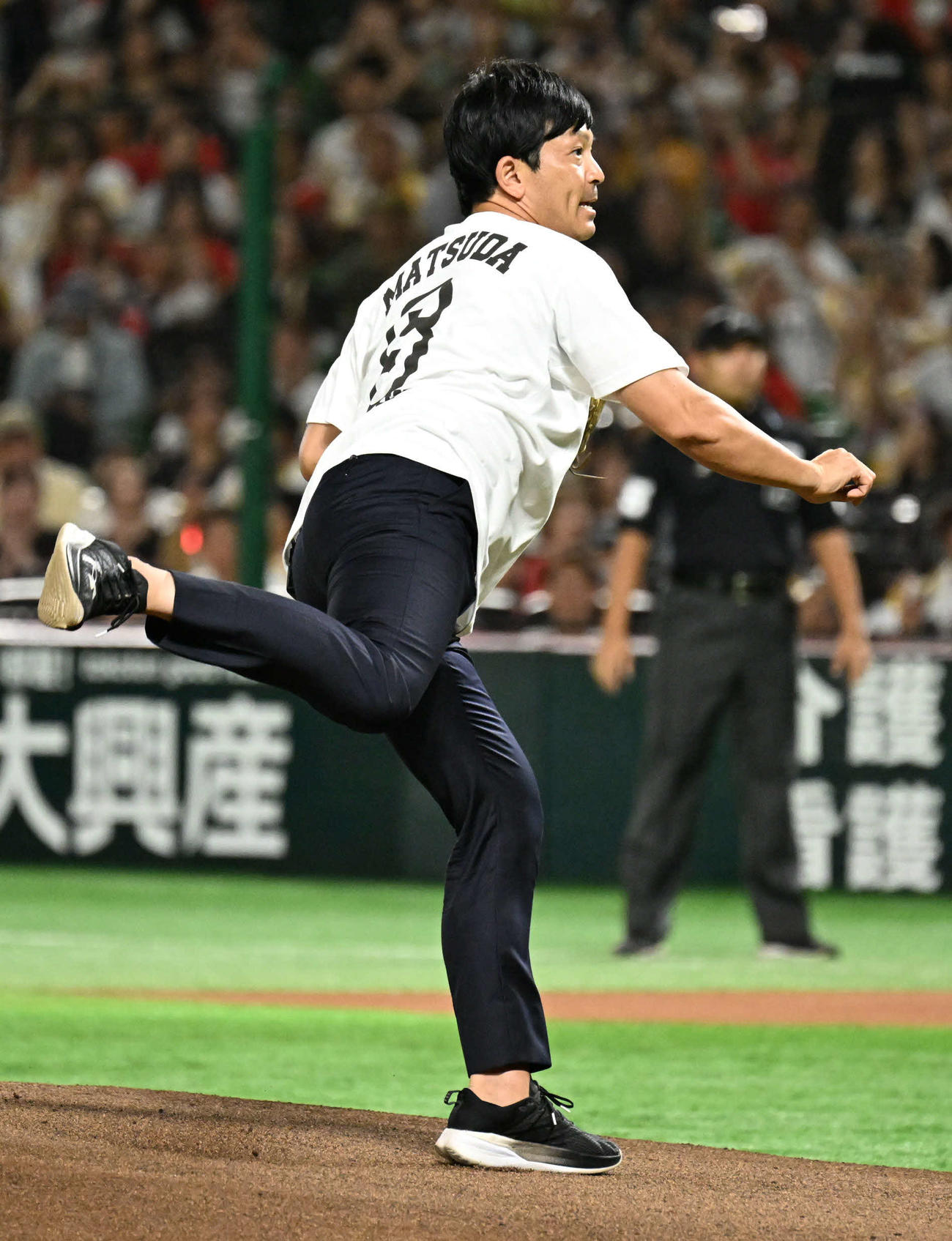 ソフトバンク対日本ハム　始球式でボールを投げる松田（撮影・林敢治）