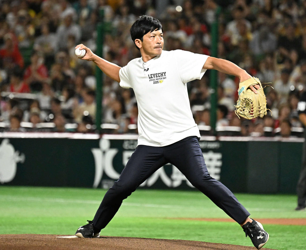 ソフトバンク対日本ハム　始球式でボールを投げる松田（撮影・林敢治）