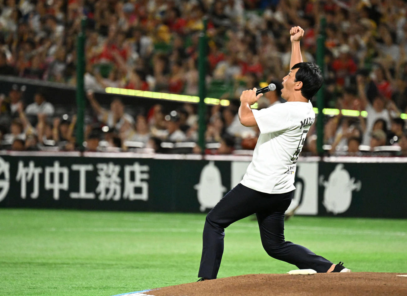 ソフトバンク対日本ハム　始球式で熱男ポーズを決める松田（撮影・林敢治）