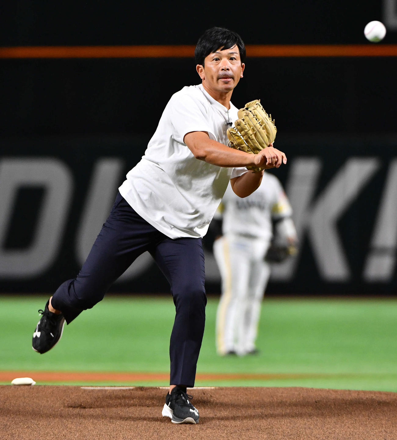 ソフトバンク対日本ハム　始球式を務めた松田宣浩氏（撮影・岩下翔太）