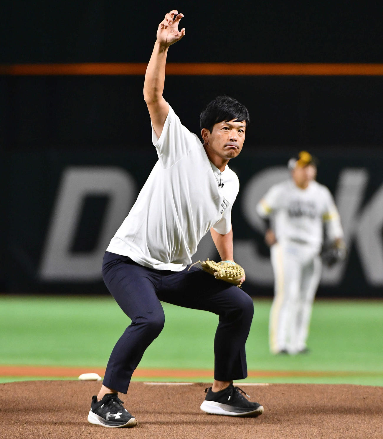 ソフトバンク対日本ハム　始球式を務めた松田宣浩氏（撮影・岩下翔太）