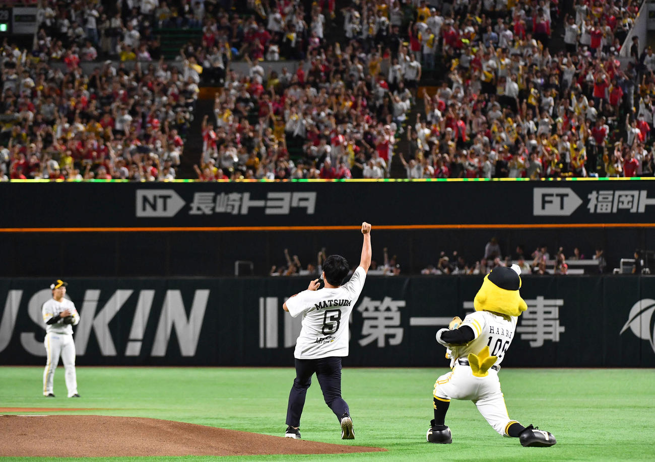 ソフトバンク対日本ハム　始球式を務めた松田宣浩氏（中央）はハリーホークと熱男ポーズを決める（撮影・岩下翔太）