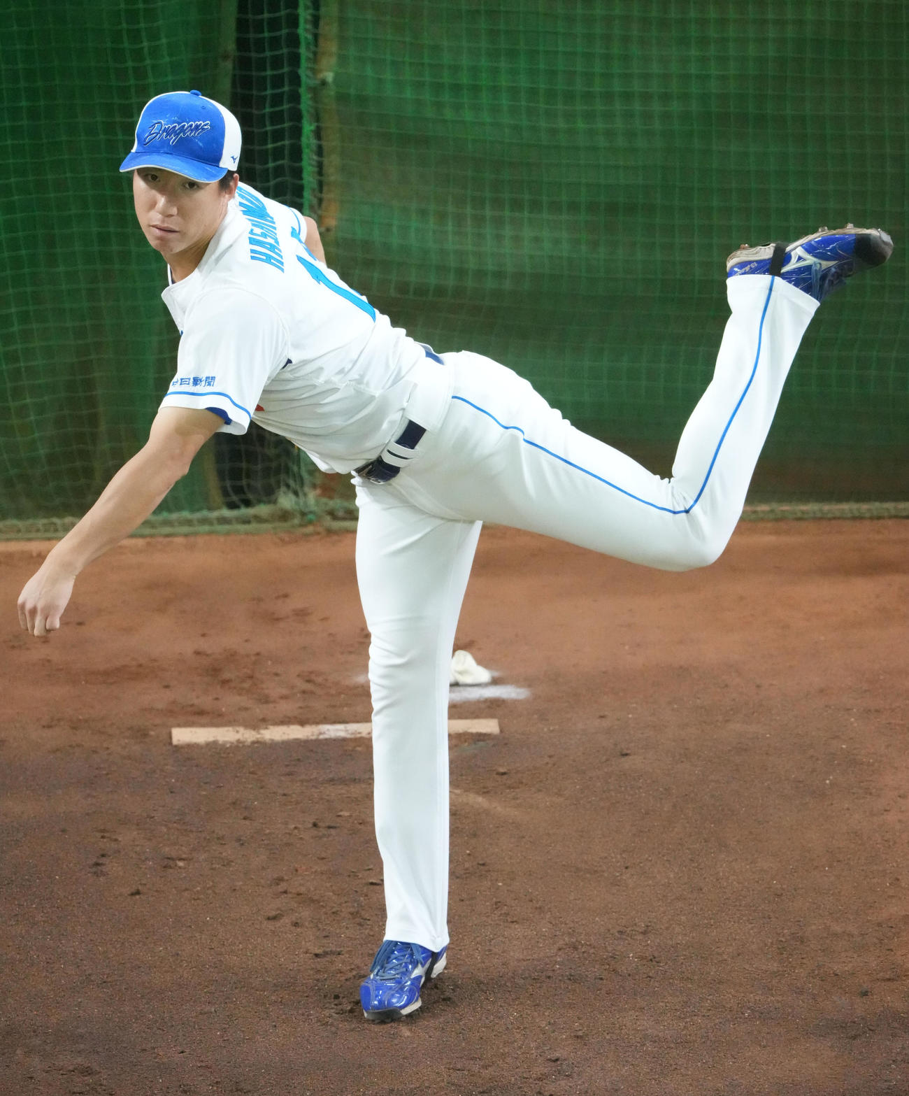 ブルペンで投球練習をする橋本（撮影・森本幸一）