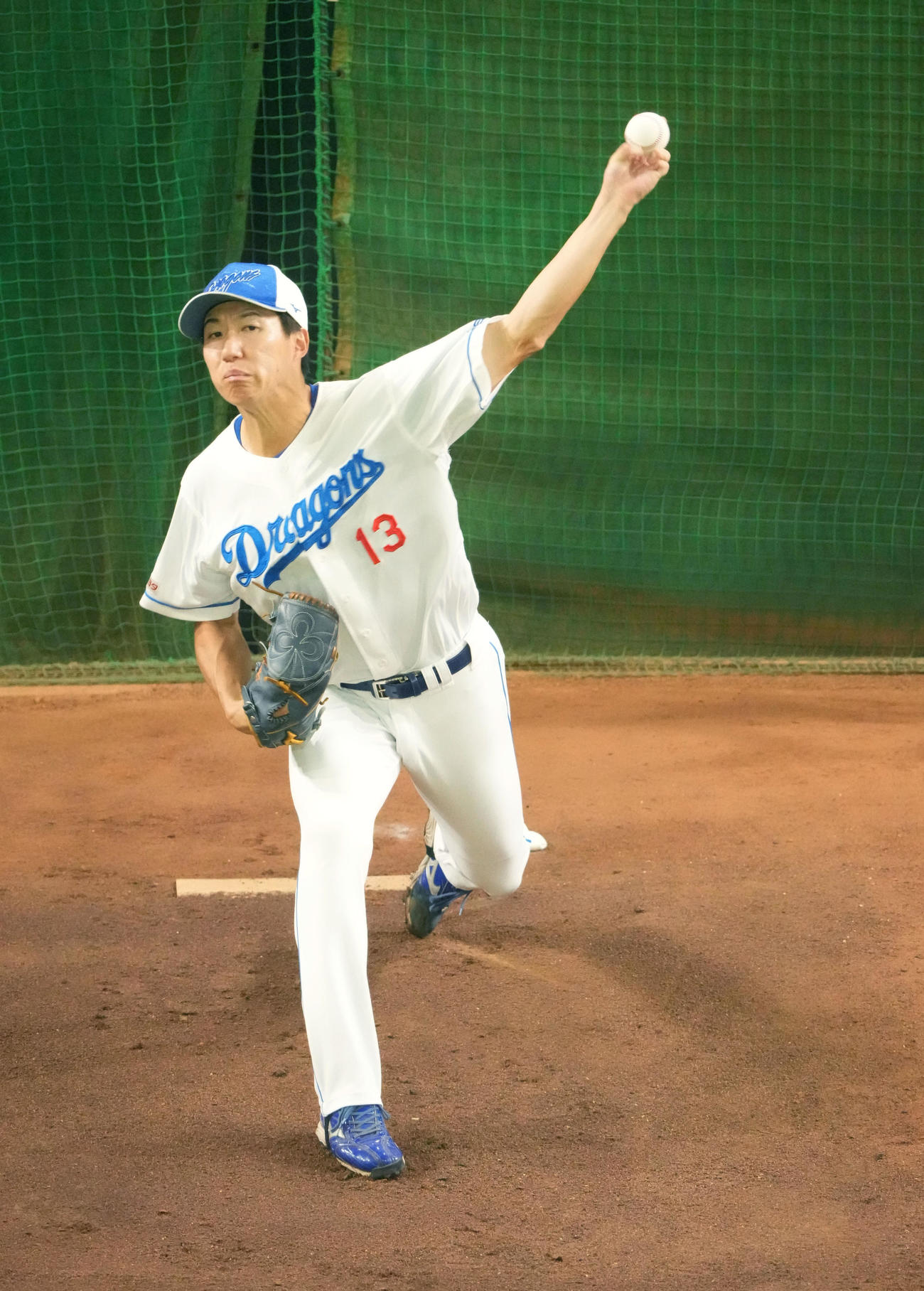 ブルペンで投球練習をする橋本（撮影・森本幸一）