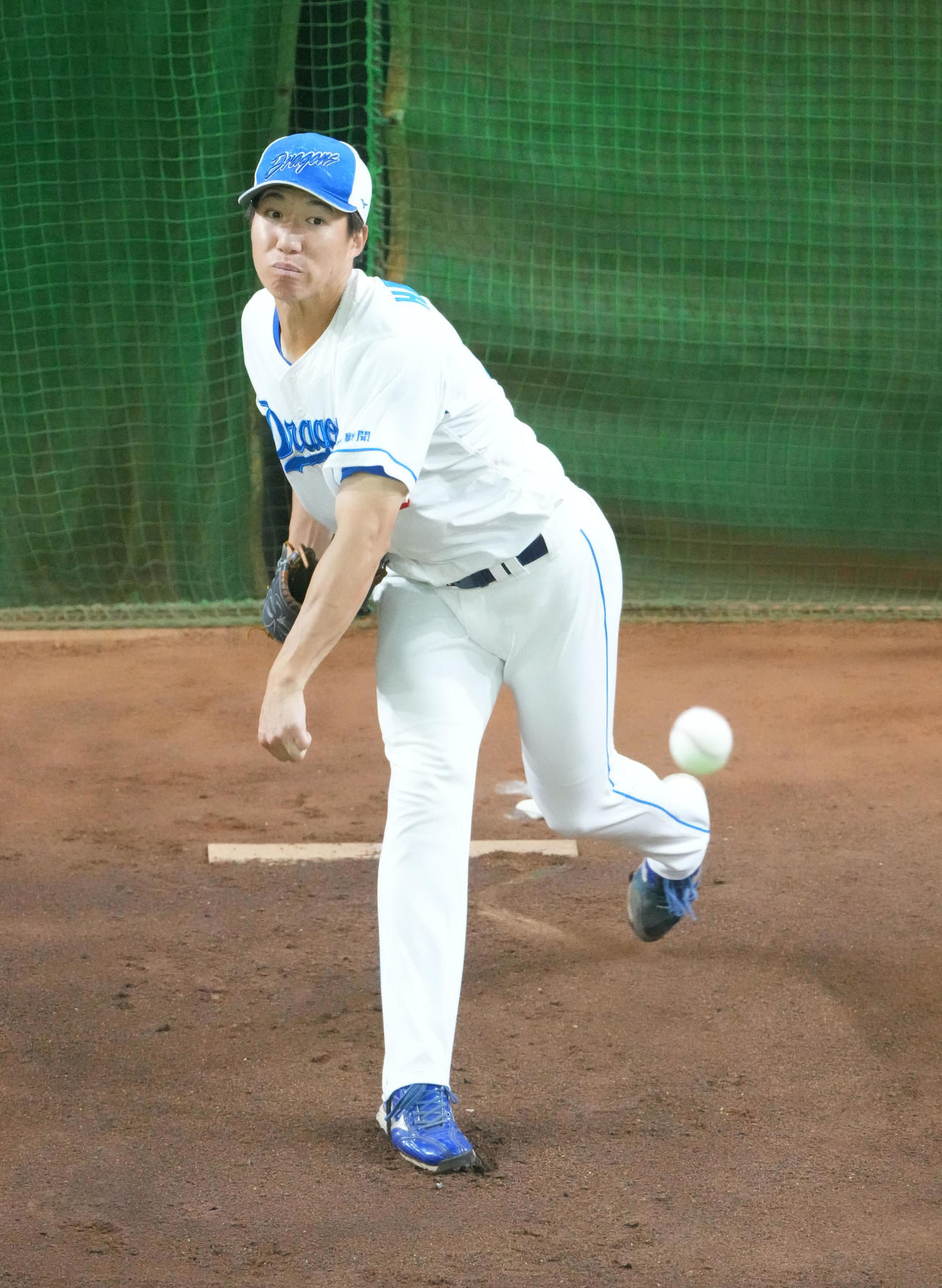 ブルペンで投球練習をする橋本（撮影・森本幸一）