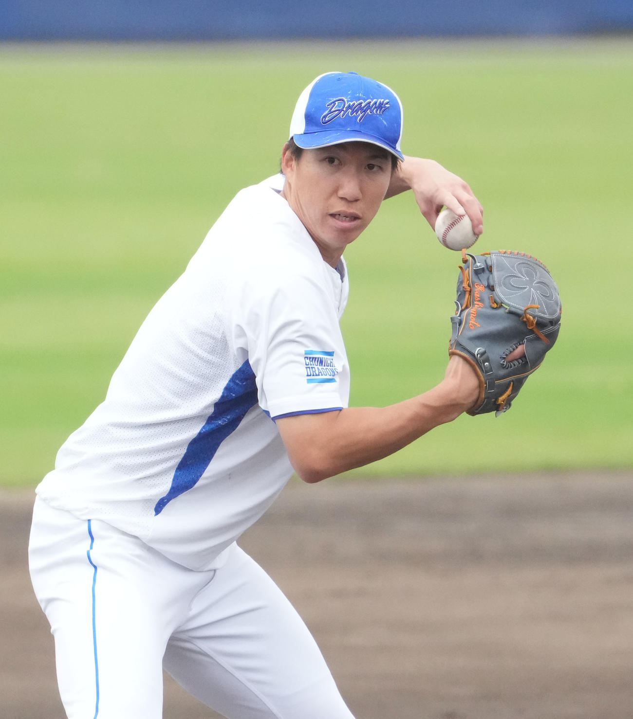ノックを受ける橋本（撮影・森本幸一）