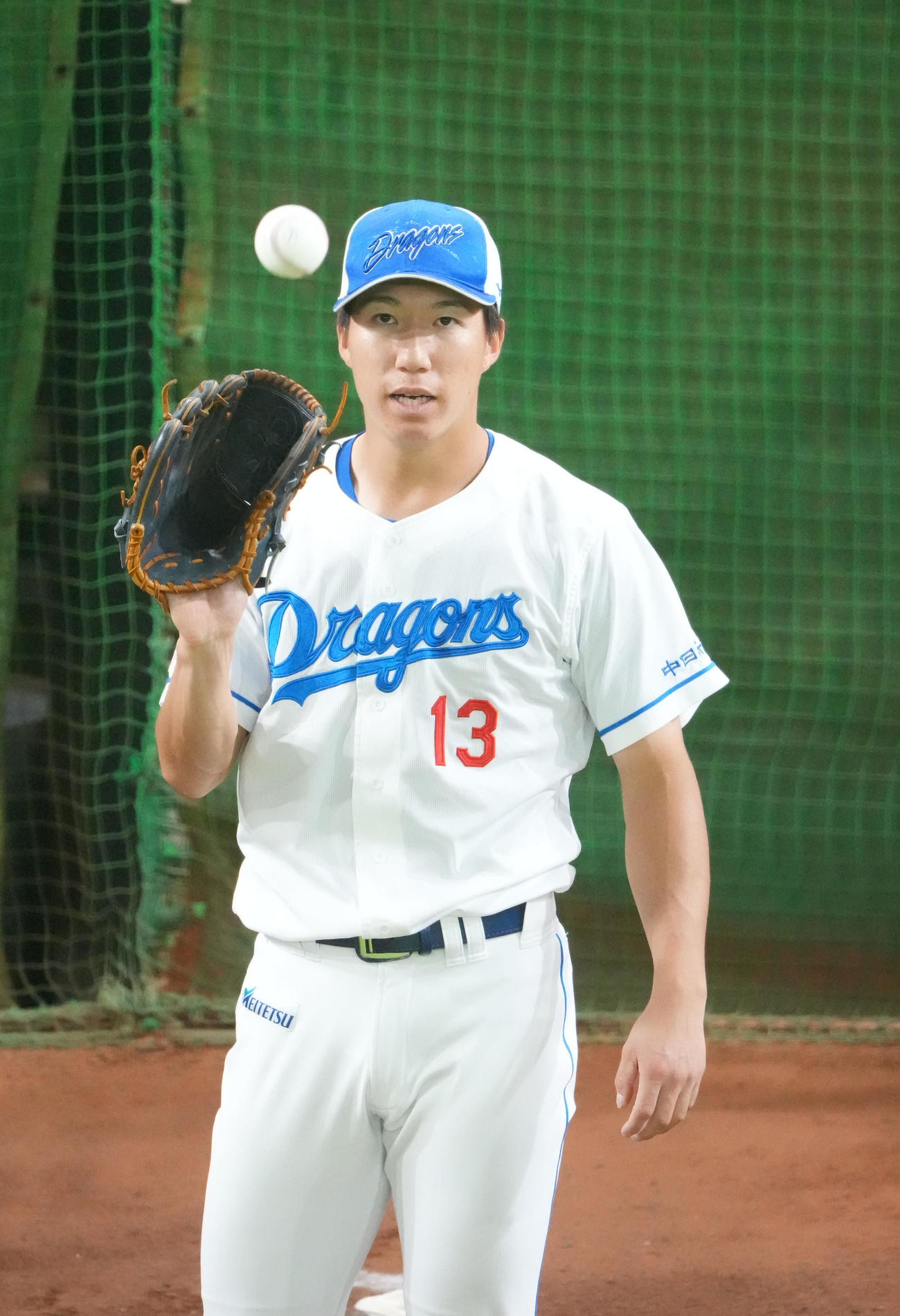 ブルペンで投球練習をする橋本（撮影・森本幸一）