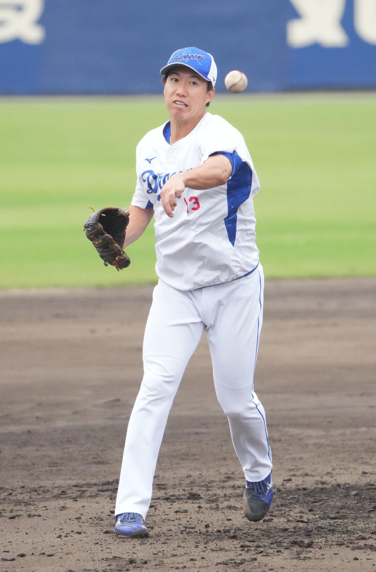 ノックを受ける橋本（撮影・森本幸一）