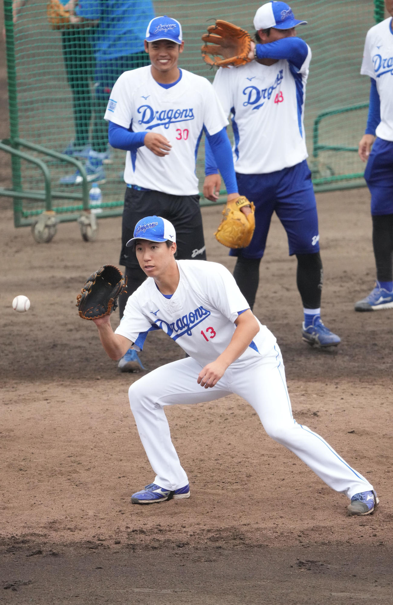 橋本（手前）は軽快な動きでノックを受ける（撮影・森本幸一）