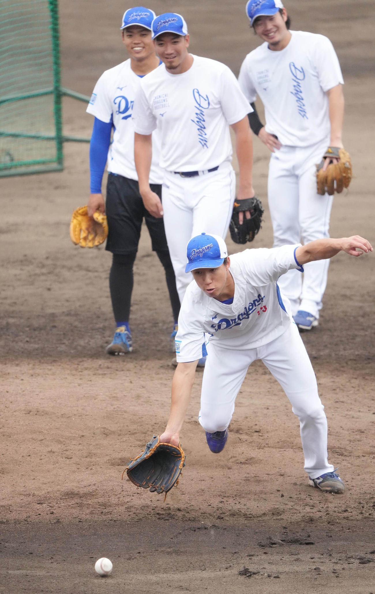 橋本（手前）は軽快な動きでノックを受ける（撮影・森本幸一）