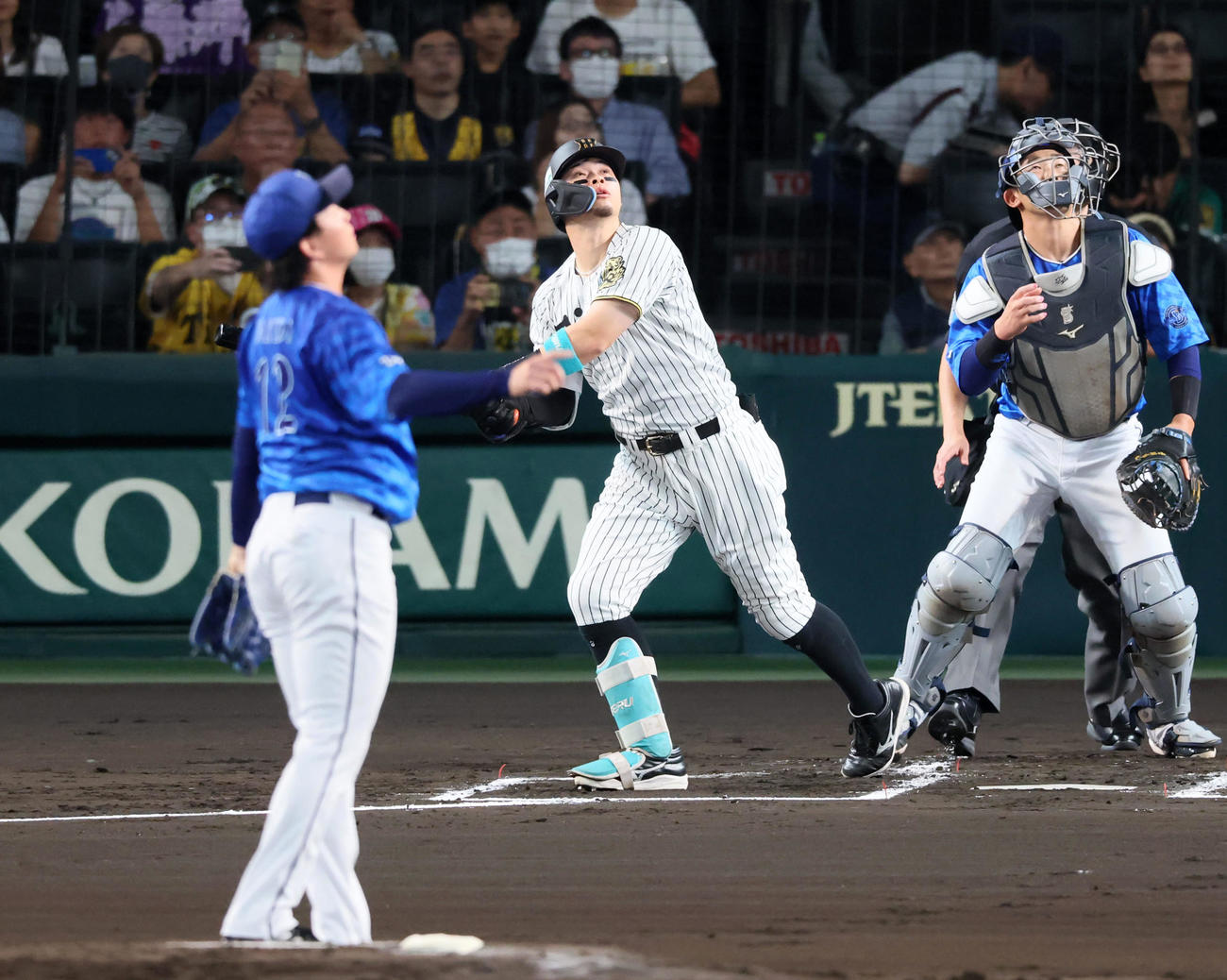 阪神対DeNA 1回裏阪神1死二、三塁、佐藤輝は左越え適時二塁打を放つ。投手竹田（撮影・加藤哉）