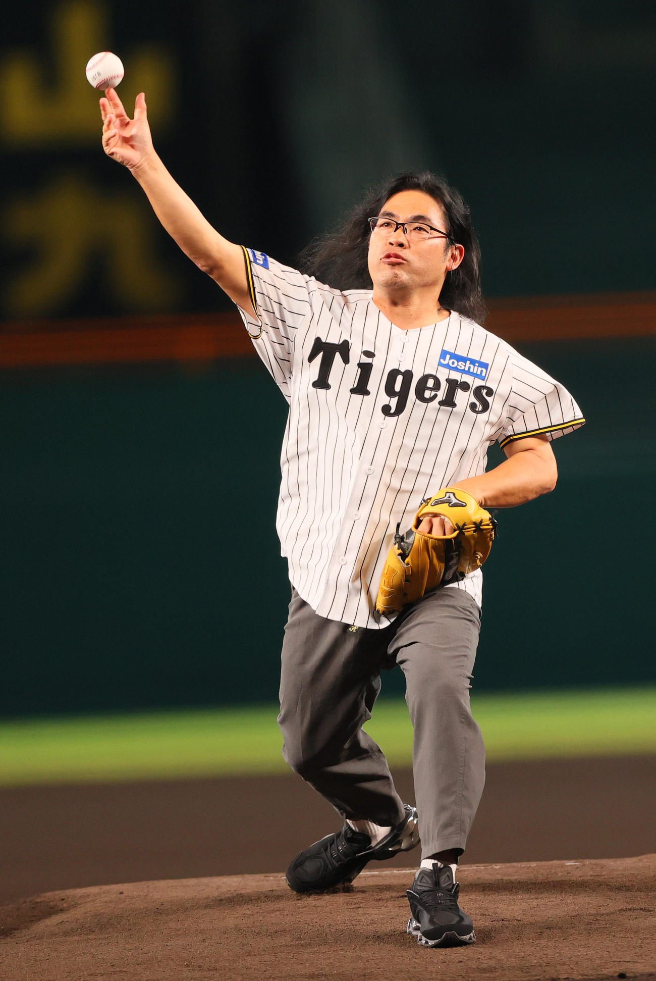 阪神対DeNA　始球式で投球するロッチ中岡（撮影・上山淳一）