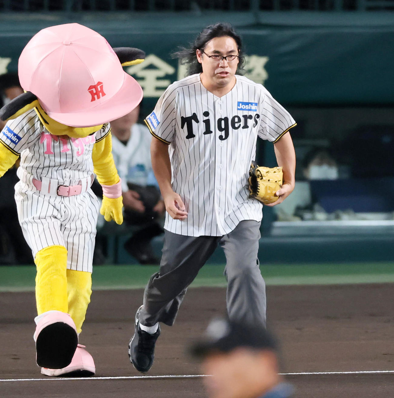 阪神対DeNA　始球式へ向かうロッチ中岡（撮影・加藤哉）