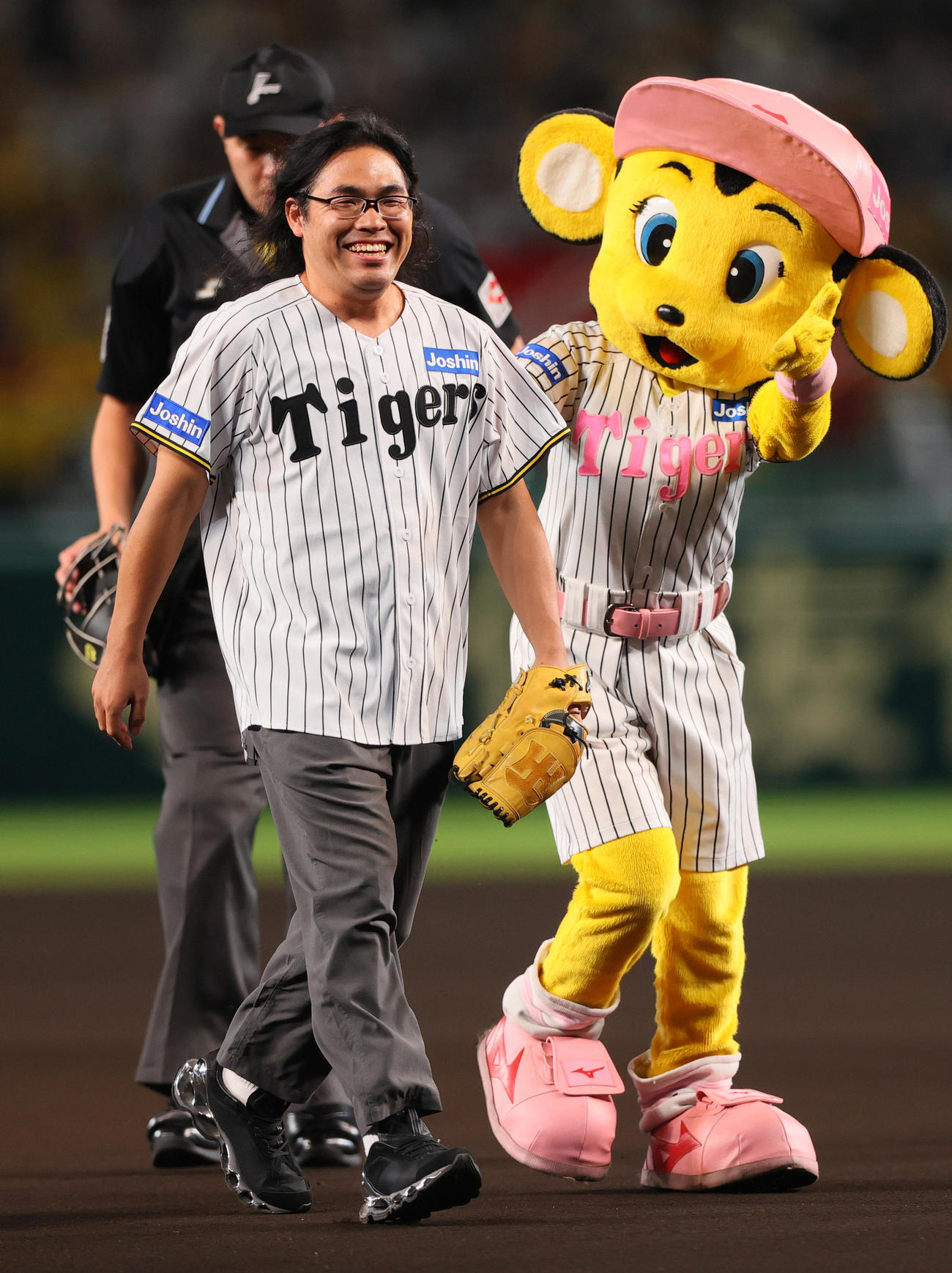 阪神対DeNA　始球式を終え笑顔を見せるロッチ中岡（撮影・上山淳一）