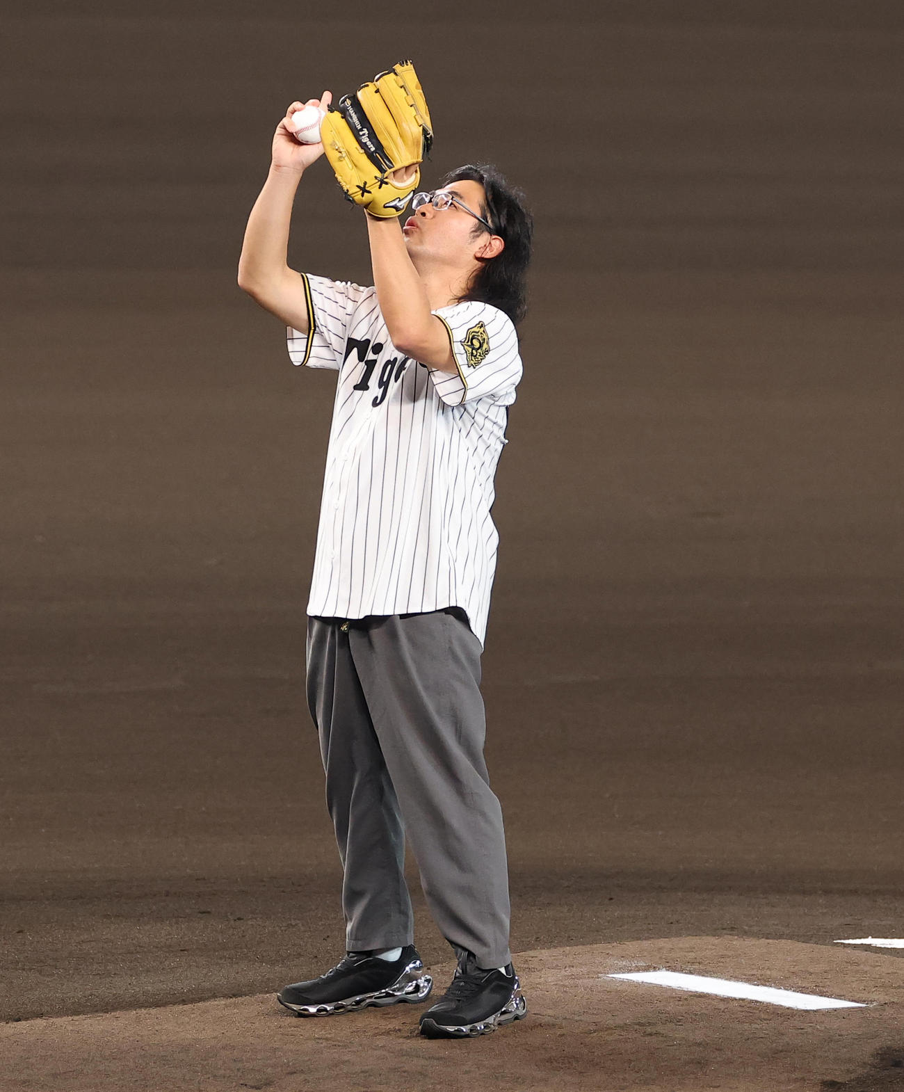 阪神対DeNA　始球式を務めるロッチ中岡（撮影・上田博志）