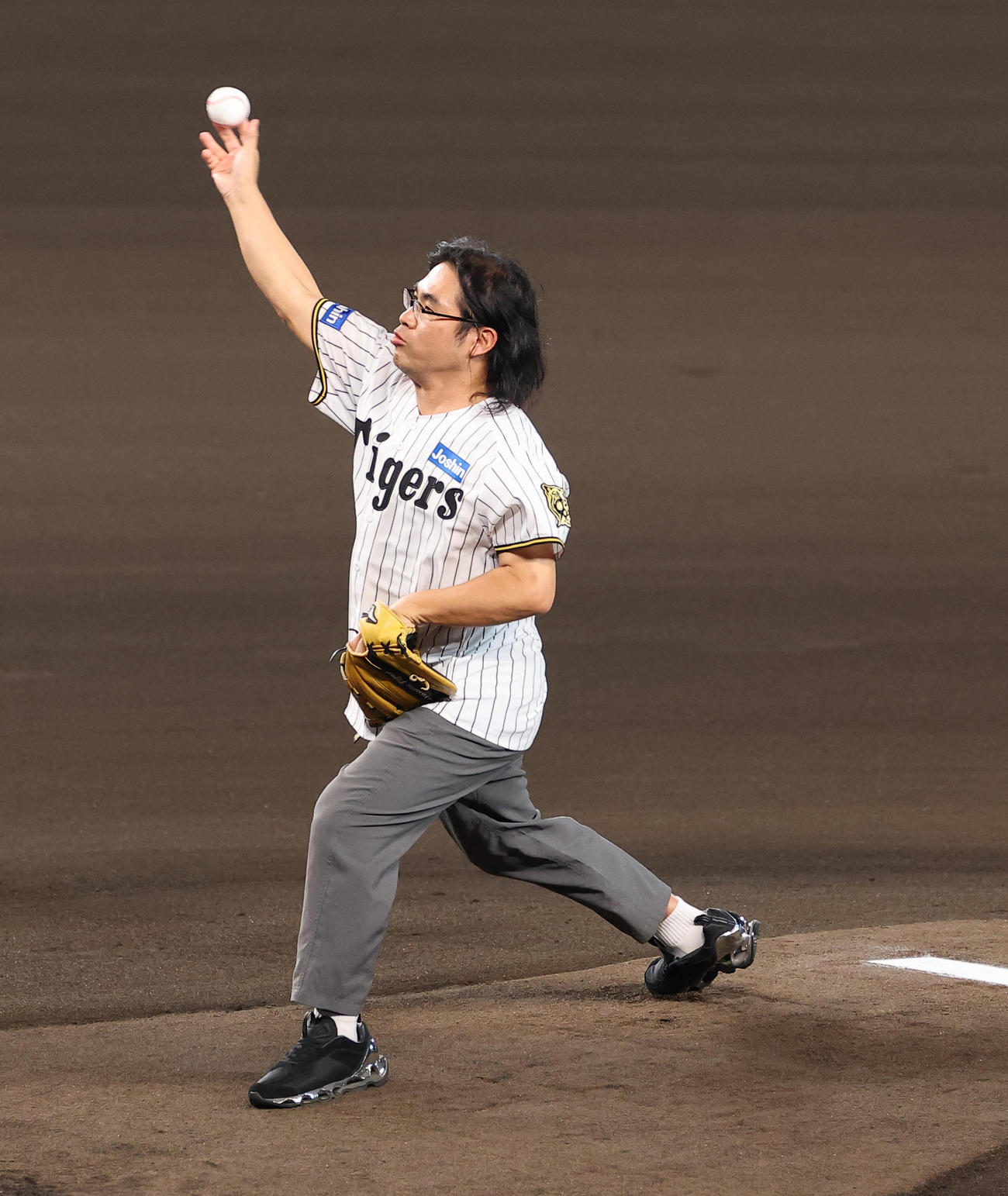 阪神対DeNA　始球式を務めるロッチ中岡（撮影・上田博志）