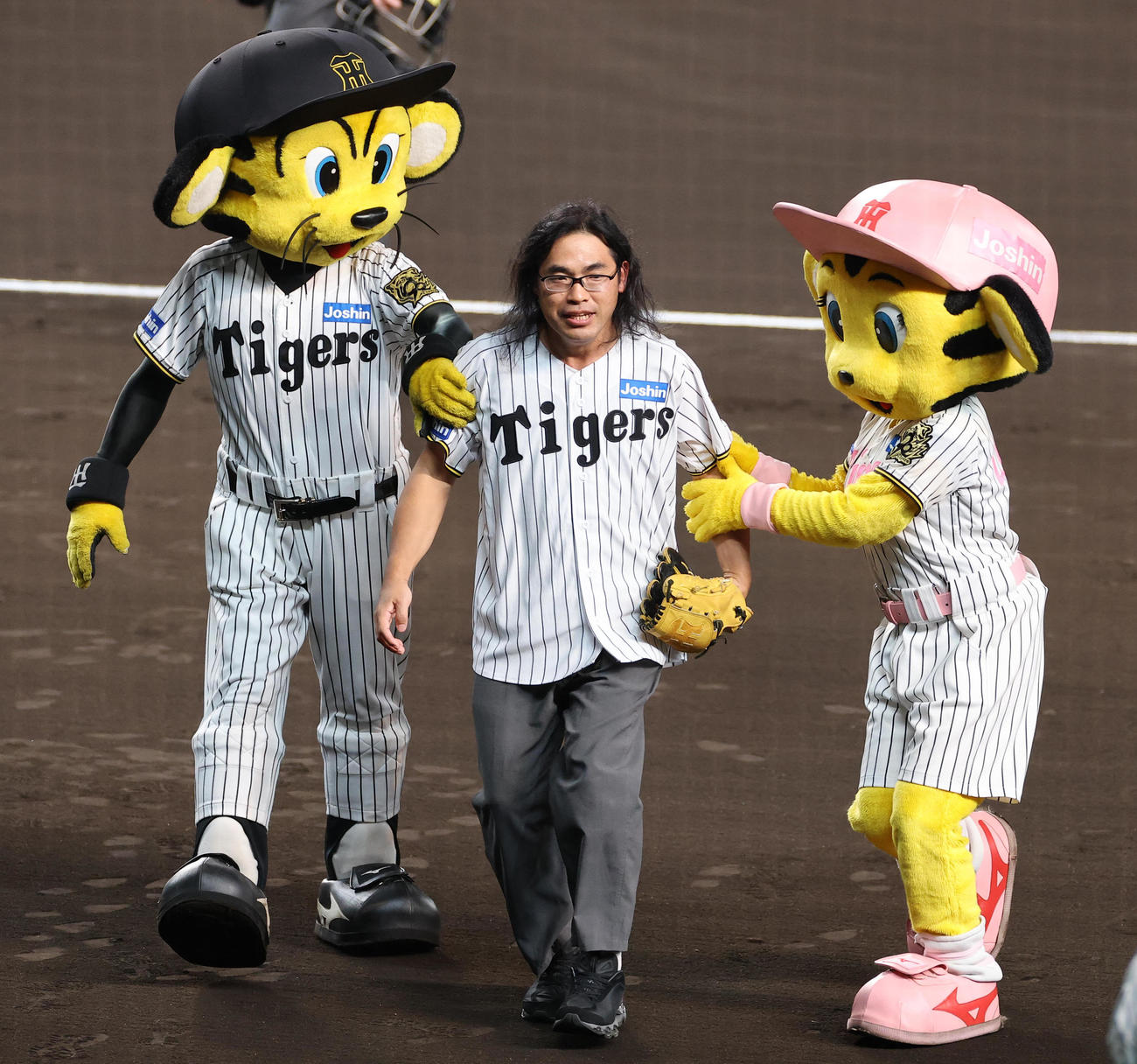 阪神対DeNA　始球式を務めるロッチ中岡（撮影・上田博志）