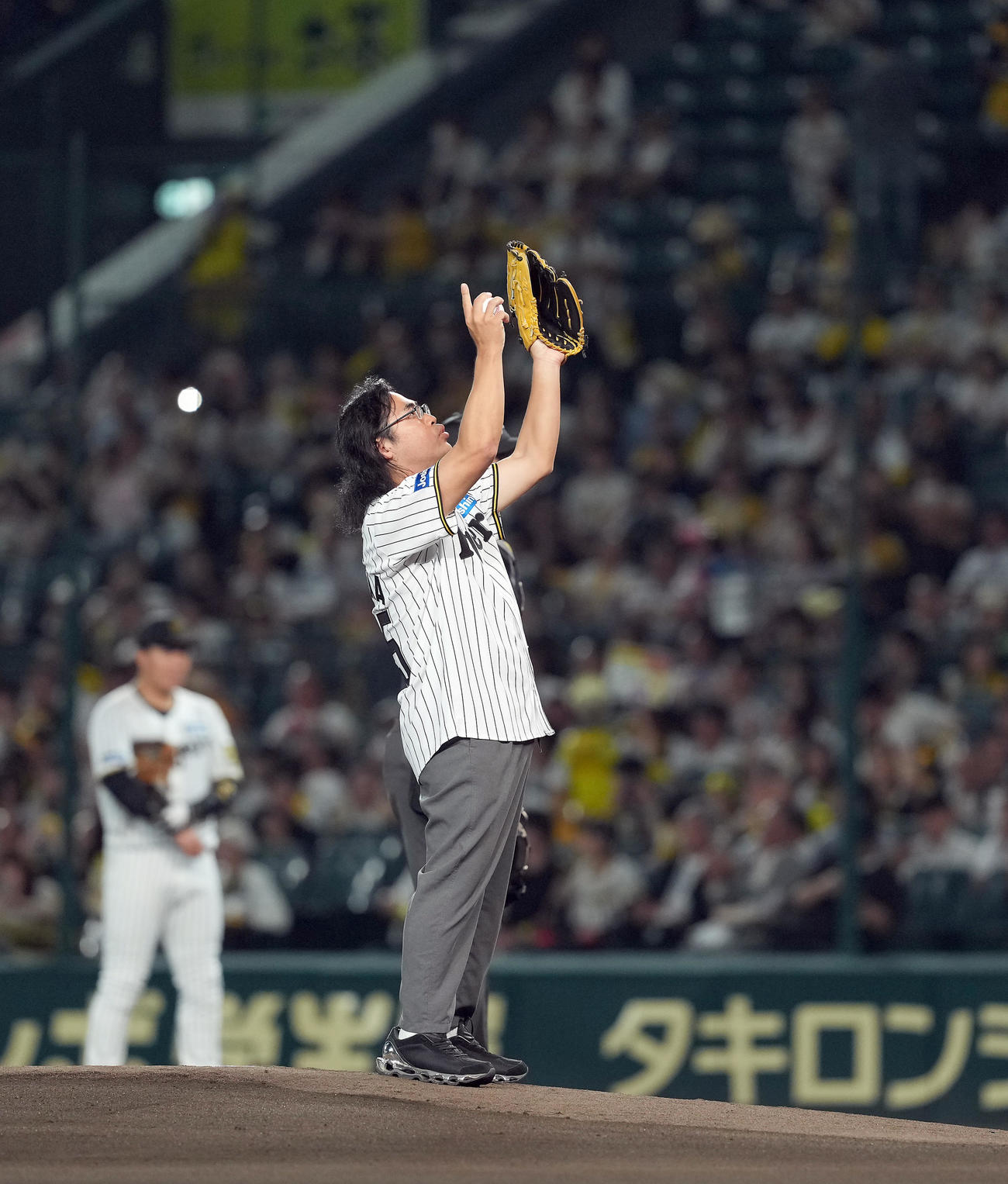 阪神対DeNA　始球式を務めたロッチの中岡（撮影・たえ見朱実）