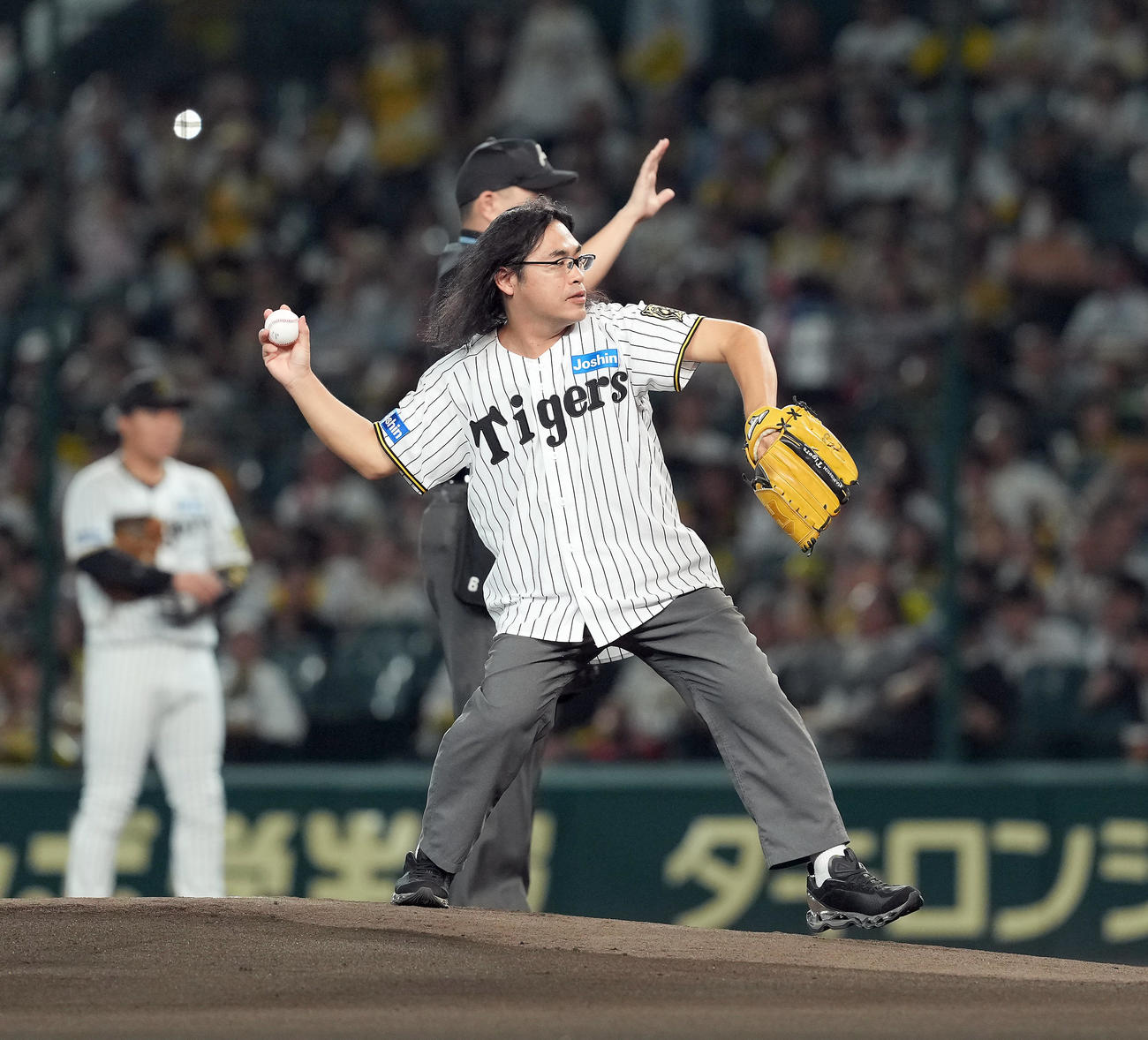 阪神対DeNA　始球式を務めたロッチの中岡（撮影・たえ見朱実）