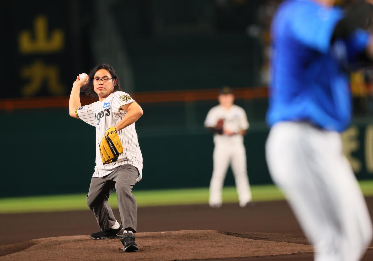 阪神対DeNA　始球式で投球するロッチ中岡（撮影・上山淳一）