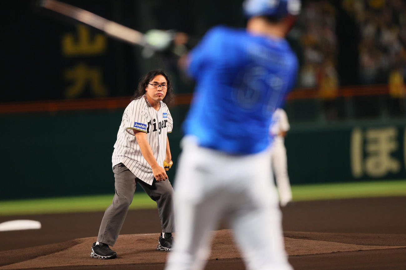 阪神対DeNA　始球式で投球するロッチ中岡（撮影・上山淳一）