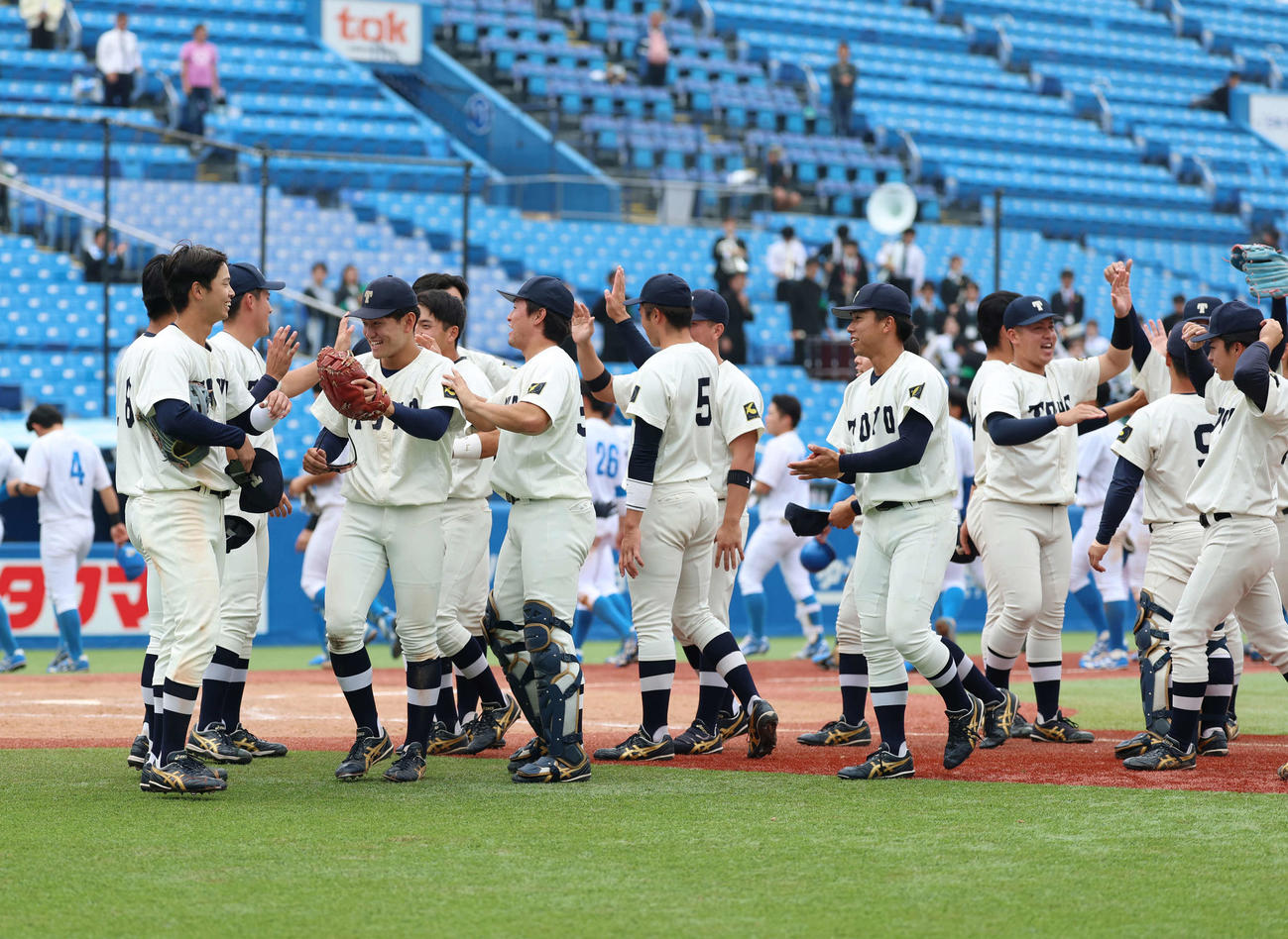 青学大対東洋大　勝利しタッチを交わす東洋大ナイン（撮影・増田悦実）