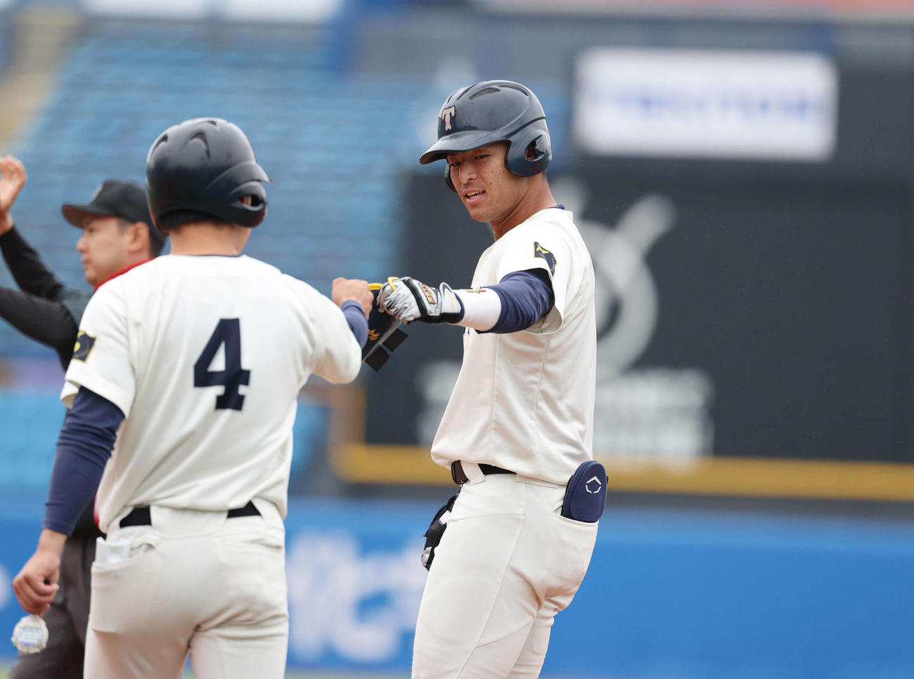 青学大対東洋大　3回裏東洋大2死一、二塁、内野安打を放ち、タッチを交わす池田（撮影・増田悦実）