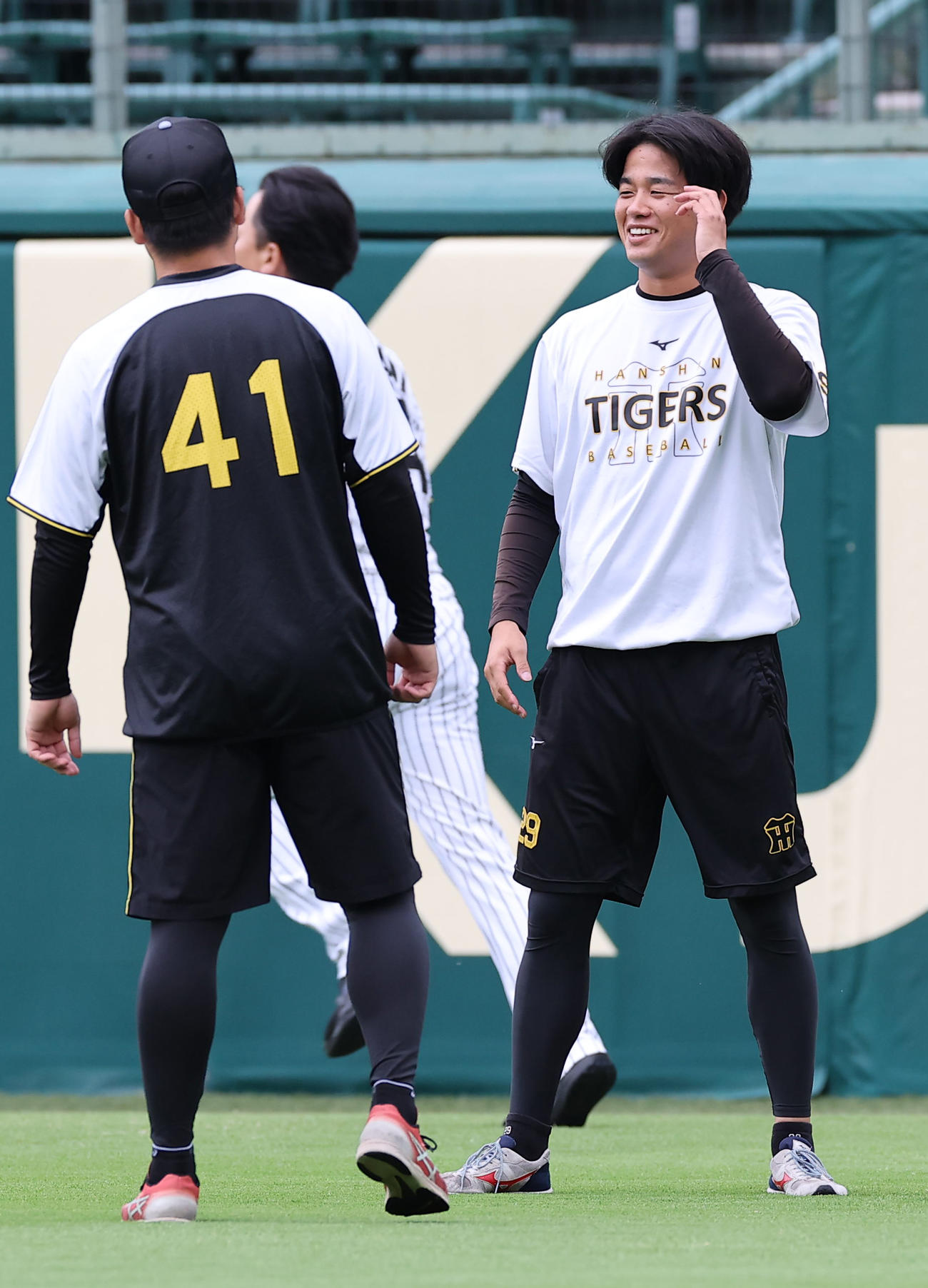 阪神対DeNA　村上（左）と談笑する高橋（撮影・上田博志）
