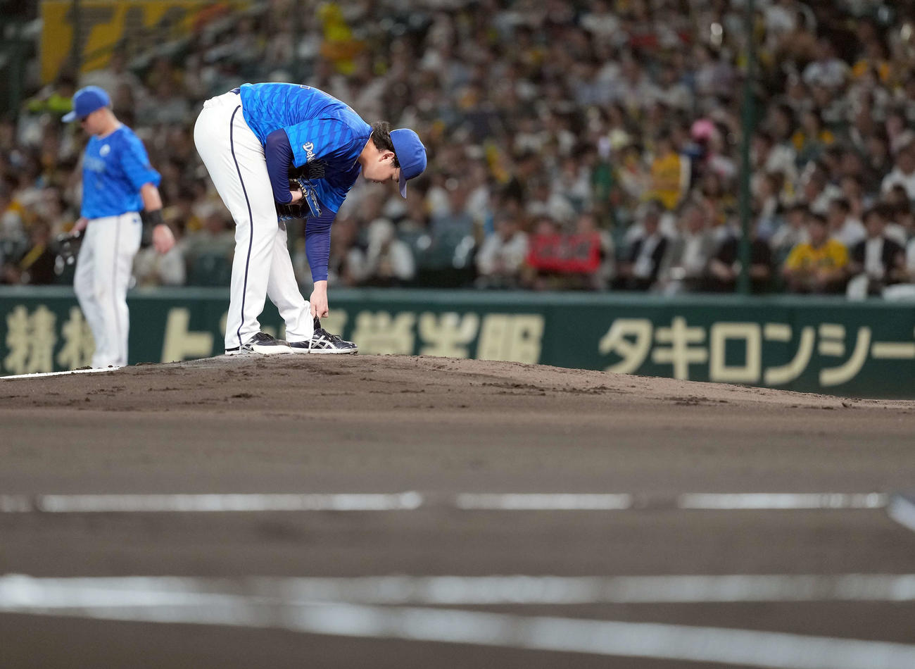 阪神対DeNA 1回裏、阪神に2点を許しうつむくDeNAの先発竹田（撮影・たえ見朱実）
