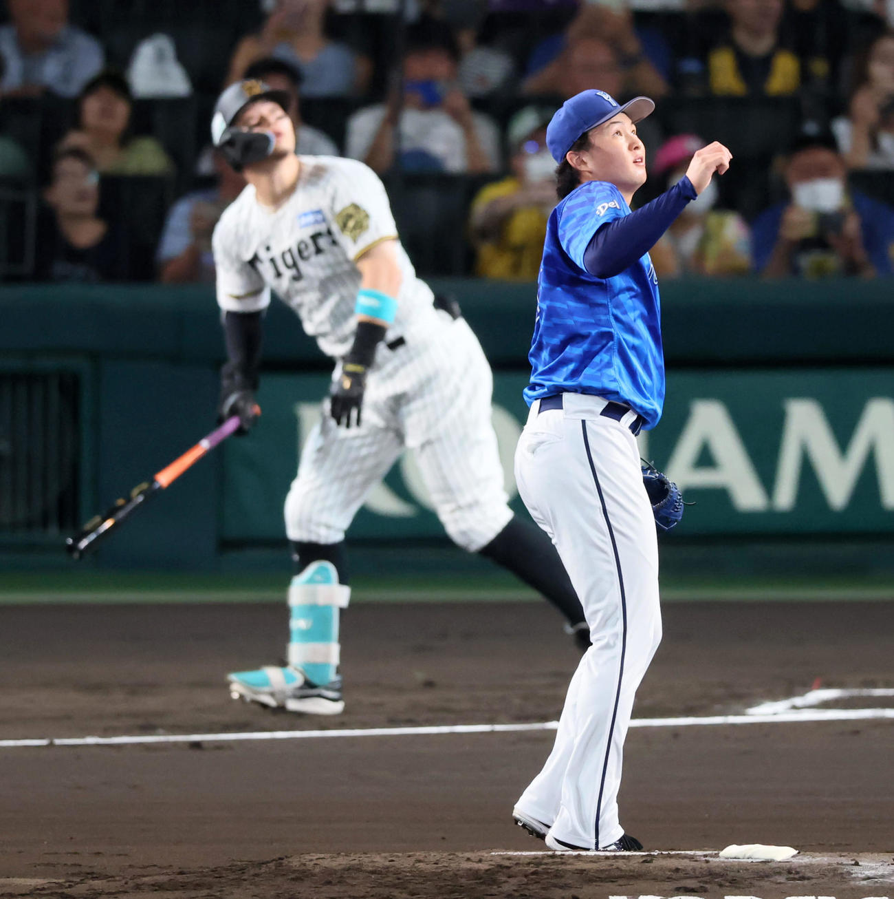 阪神対DeNA 1回裏阪神1死二、三塁、竹田は佐藤輝に左越え適時二塁打を打たれ失点する（撮影・加藤哉）