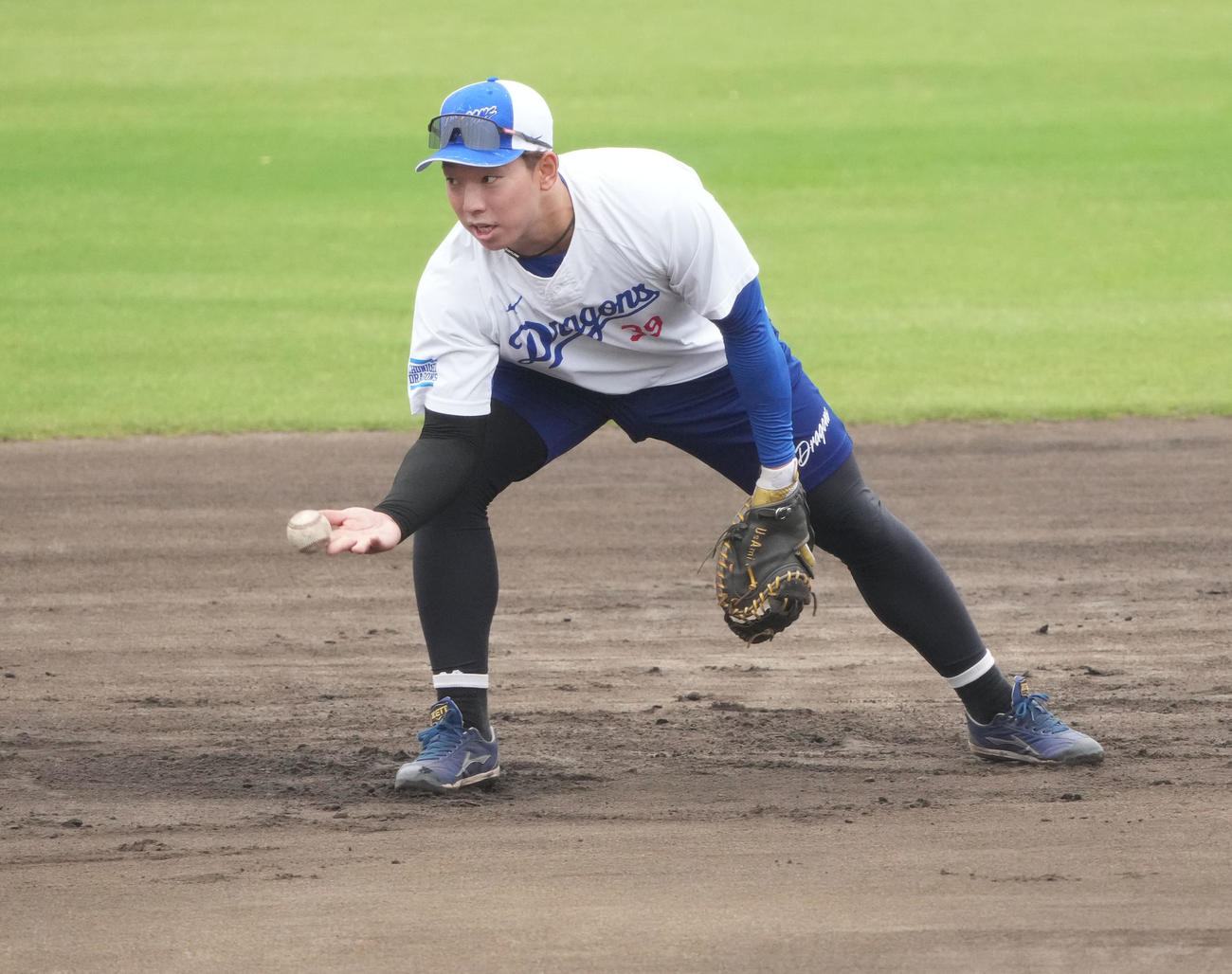 ノックを受ける宇佐見（撮影・森本幸一）