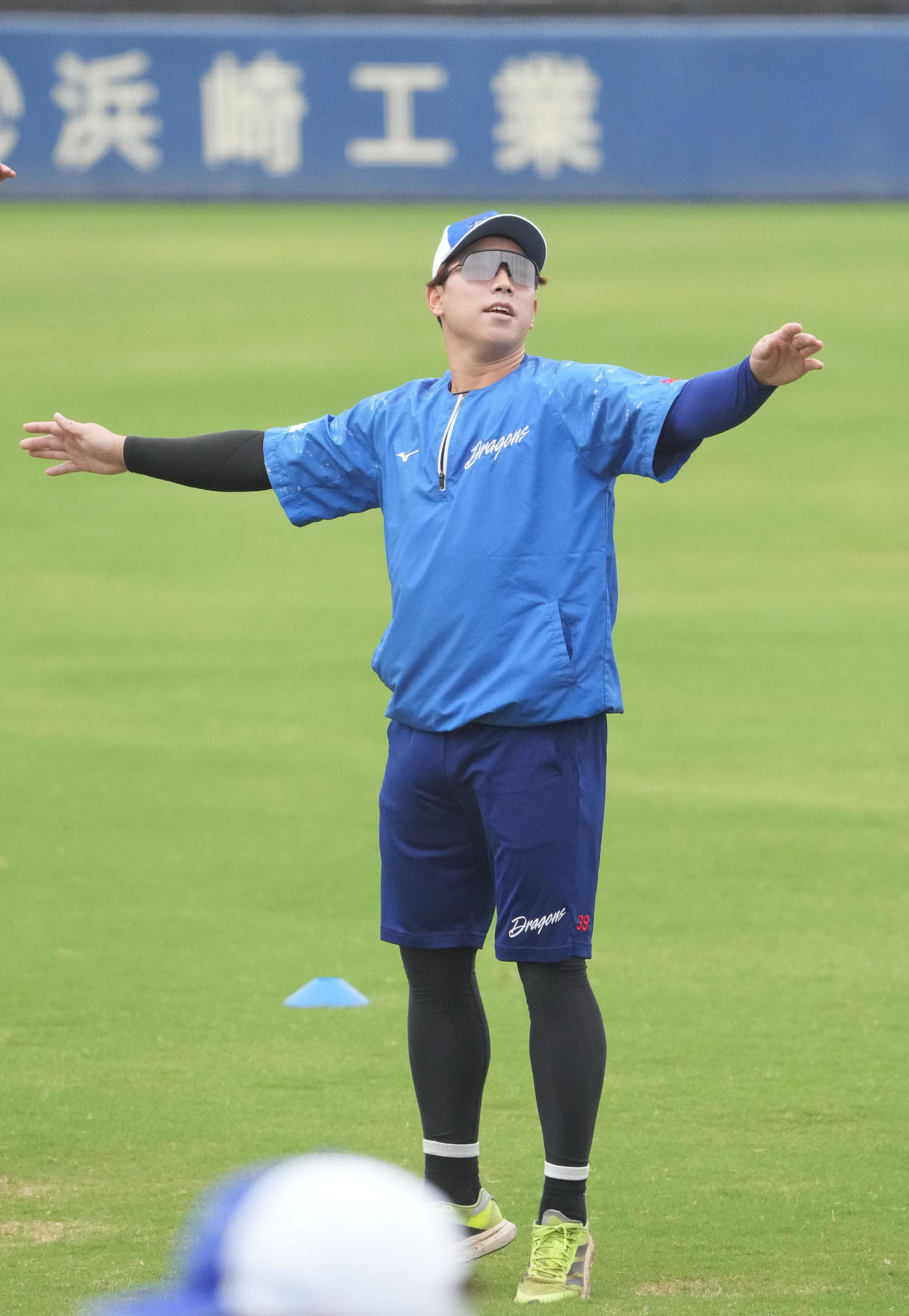 体をほぐす宇佐見（撮影・森本幸一）