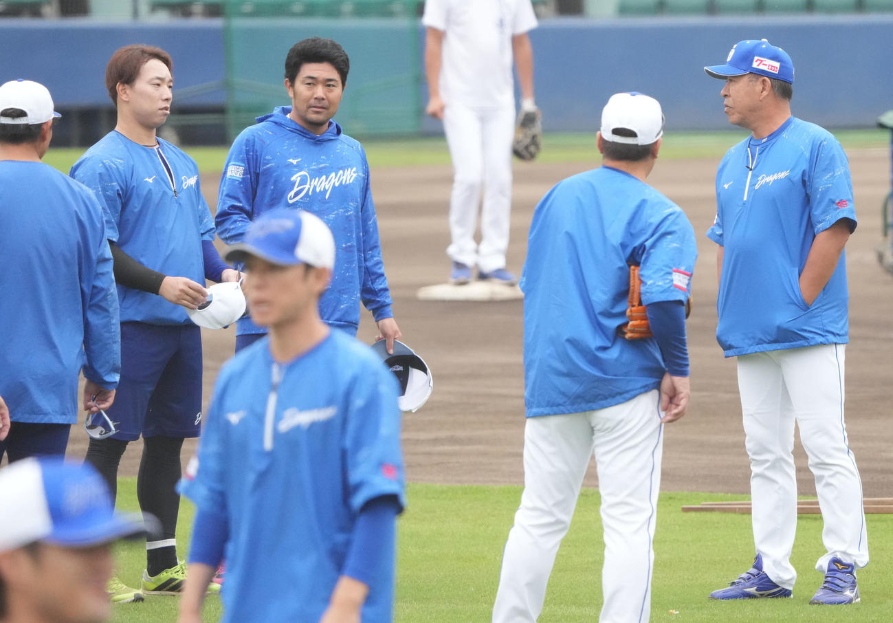 宇佐見（左から2人目）は井上監督の話を聞く（撮影・森本幸一）