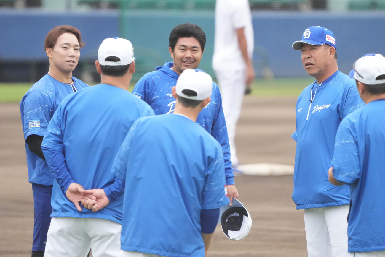 宇佐見（左）は井上監督の話を聞く（撮影・森本幸一）